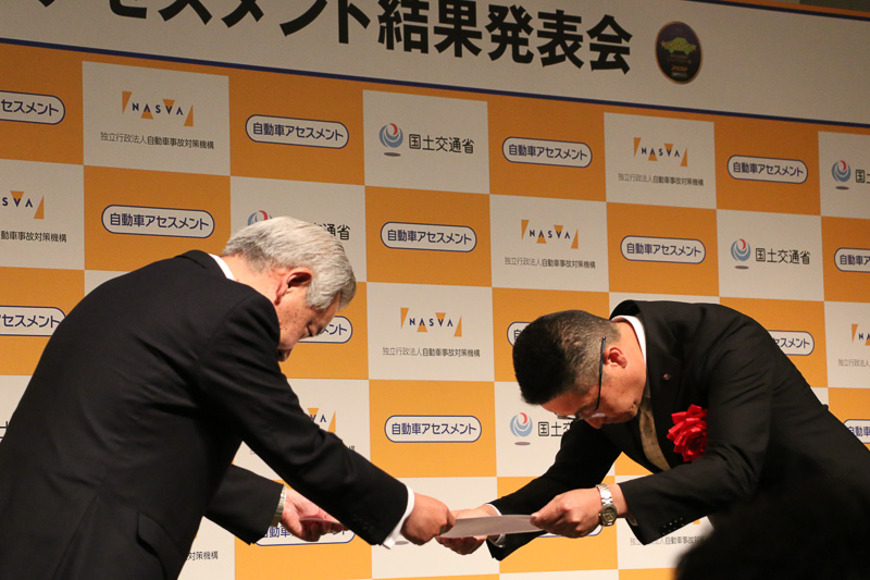 インプレッサ/XVの開発に携わった株式会社スバル 商品企画本部 プロジェクトゼネラルマネージャー 井上正彦氏は「トップレベルの安全性というのが自社評価のみならず、第3者評価で最高評価をいただいたということで、我々の開発が間違ってなかったんだと、うまく行っているんだということを、みんなで分かち合いたいと思います。これを糧に、よりいっそう安全なクルマの開発に邁進していきたいと思います」とコメント