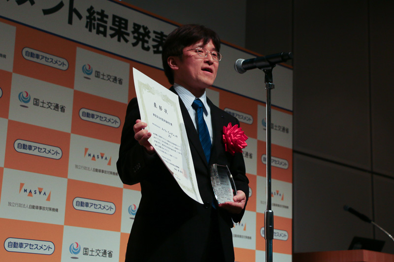 歩行者保護エアバッグの開発に携わった株式会社スバル 第一技術本部 車両研究実験第2部 部長 古川寿也氏は「創設以来初の特別賞をいただきましてありがとうございます。自動車アセスメントにおいて、歩行者保護エアバッグを試験できちっと評価していただき、性能改善効果を数字で示していただいたことは、いざというときにお客さまが不幸な事態に至らないようにするというだけではなく、日頃からクルマを運転するときに安心感を持っていただけるということだと思っています。歩行者エアバッグをせっかくつけたので、人の命を救うことに貢献していただきたいのですが、歩行者保護エアバッグが開くような事態そのものがない方が好ましいので、お客さまがなるべく歩行者保護エアバッグを見ずに済ませられればいいなぁというふうに願っています」とコメント