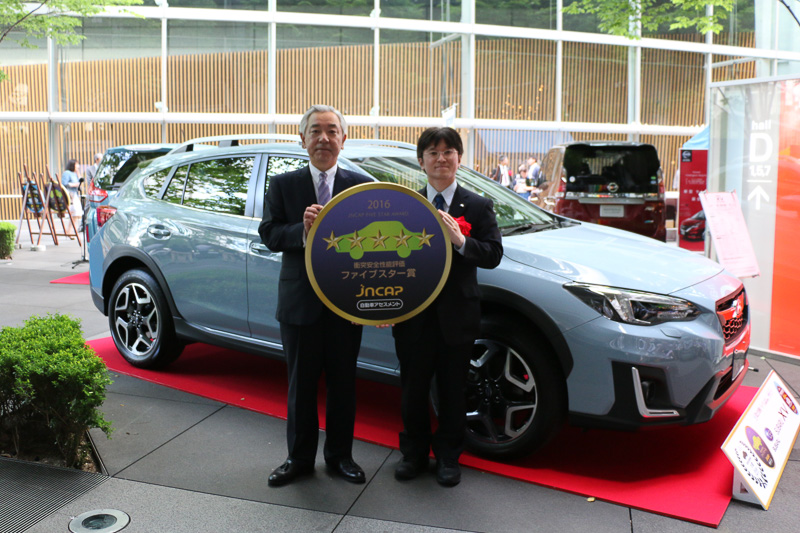 自動車事故対策機構 理事長の濱氏（写真左）より、ファイブスター賞の大型メダルを手渡された株式会社スバルの古川氏（写真右）