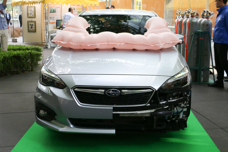 地上広場ではインプレッサの歩行者保護エアバッグの展開デモンストレーションを実施。エアバッグの展開には大きな音が伴うため、東京駅が近いことから特別にガスボンベを使用してエアバッグの展開デモンストレーションを行なった。通常はおよそ70ミリ秒で展開するが、今回は約2秒ほどかけてエアバッグが開く様子をじっくりと見ることができた