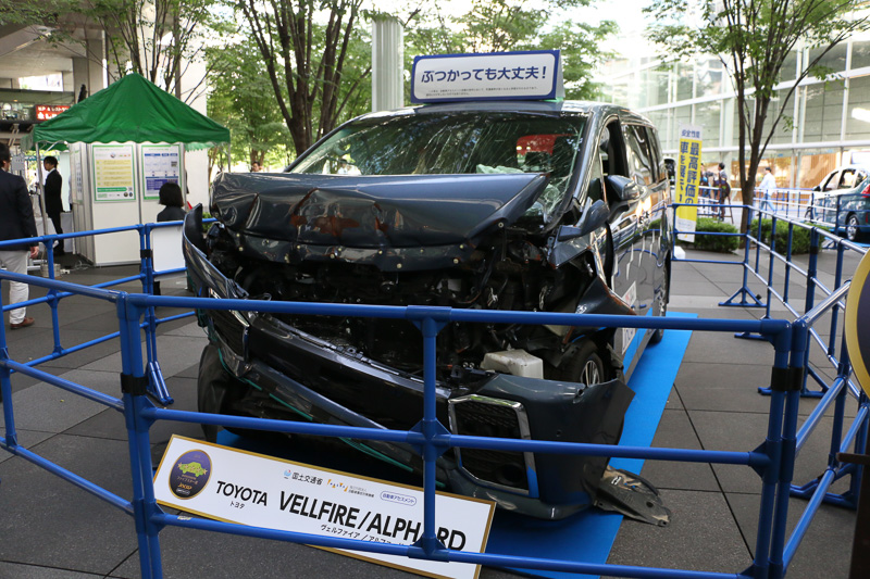 フルフラップ衝突試験に利用されたヴェルファイア