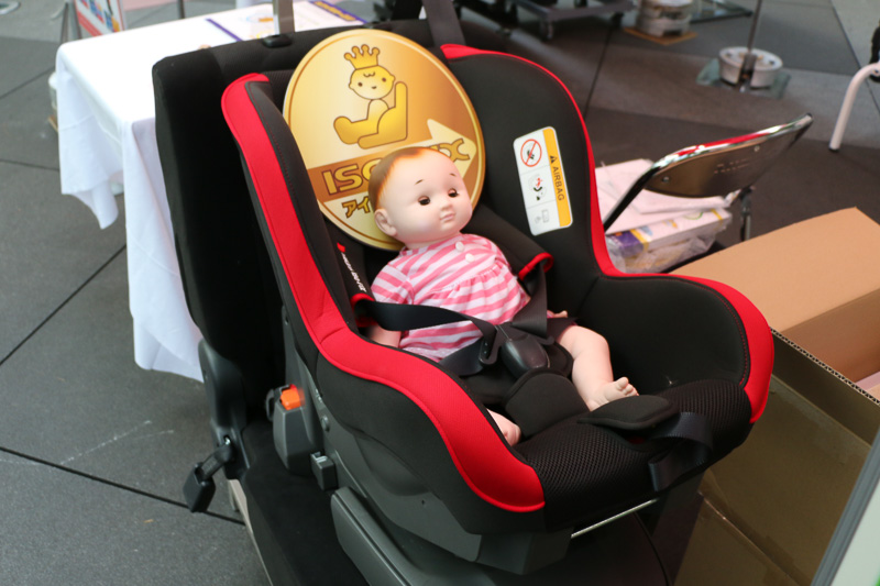 会場にはISO FIXタイプのチャイルドシートも製品展示された。こちらはタカタの「takata04-i fix」
