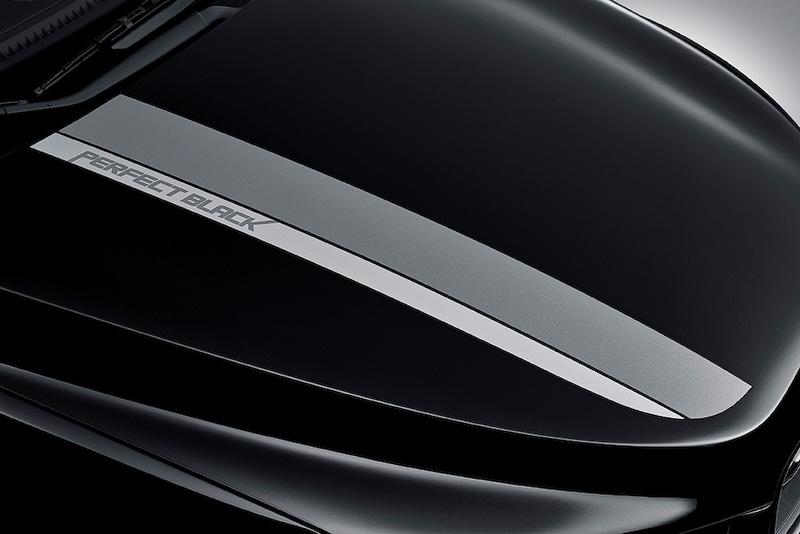 エンジンフード（写真左）およびテールゲート（写真右）に専用デカールを装着