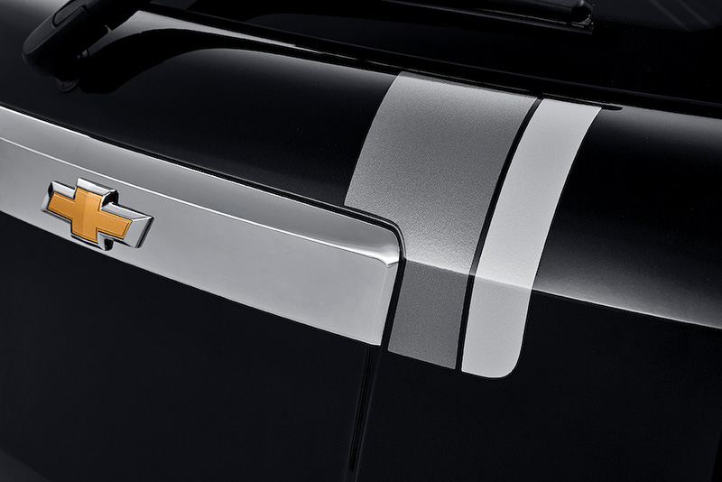 エンジンフード（写真左）およびテールゲート（写真右）に専用デカールを装着