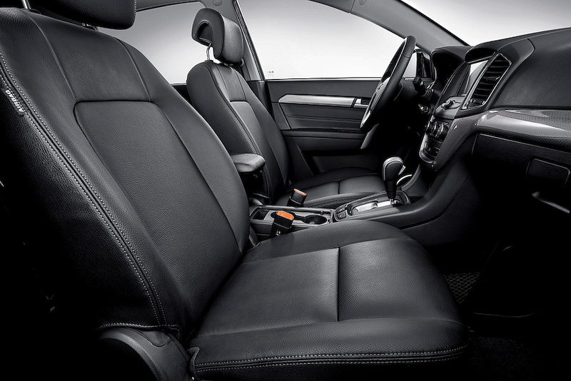 インテリアカラーはジェットブラックで、シートステッチカラーにダークチタニウムを採用