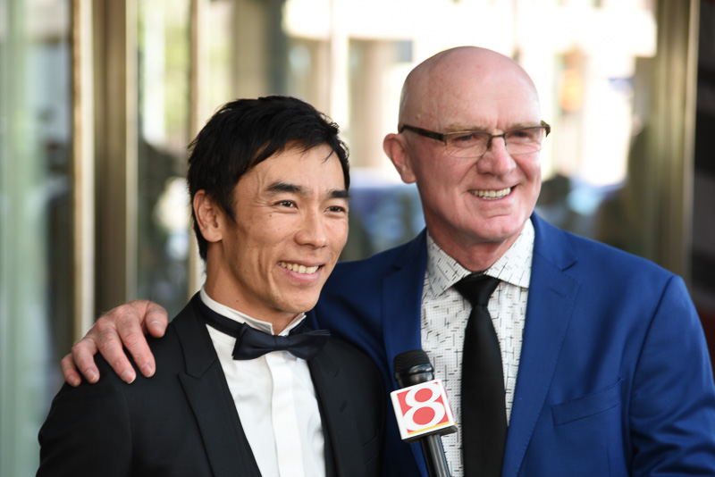 インディ500 ビクトリー・バンケットに入場する前に、海外メディアの質問に英語で受け答えする佐藤琢磨選手