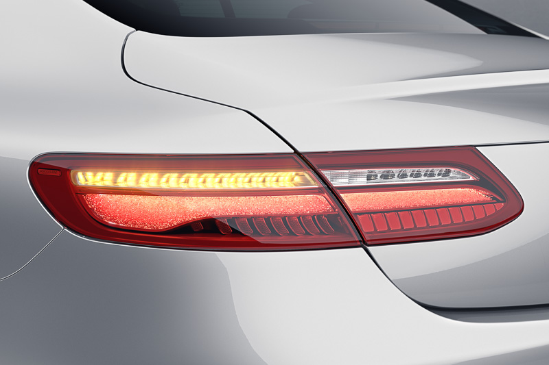 満天の星空の輝きを想起させる「クリスタルルック」をリアコンビネーションランプに採用
