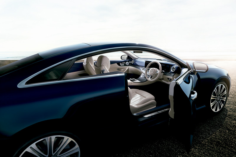 夜間にリモコンキーで開錠すると、車幅等が約3秒間青く点灯して乗員を出迎える「カミングホームファンクション」を採用