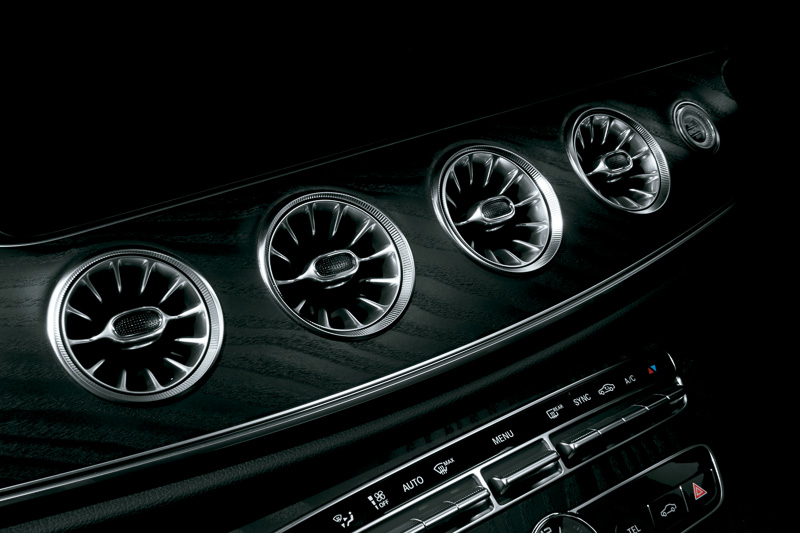 インパネ中央にレイアウトする“タービンエンジンをイメージした”というエアコン吹き出し口