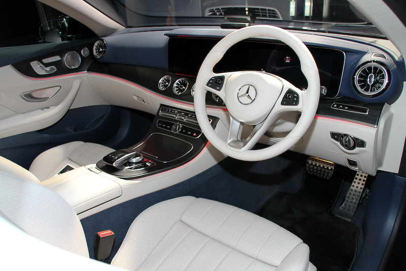 最高出力180kW（245PS）/5500rpm、最大トルク370Nm（37.7kgm）/1300-4000rpmの直列4気筒DOHC 2.0リッター直噴ターボ「274」エンジンを搭載する「E 300 クーペ スポーツ」