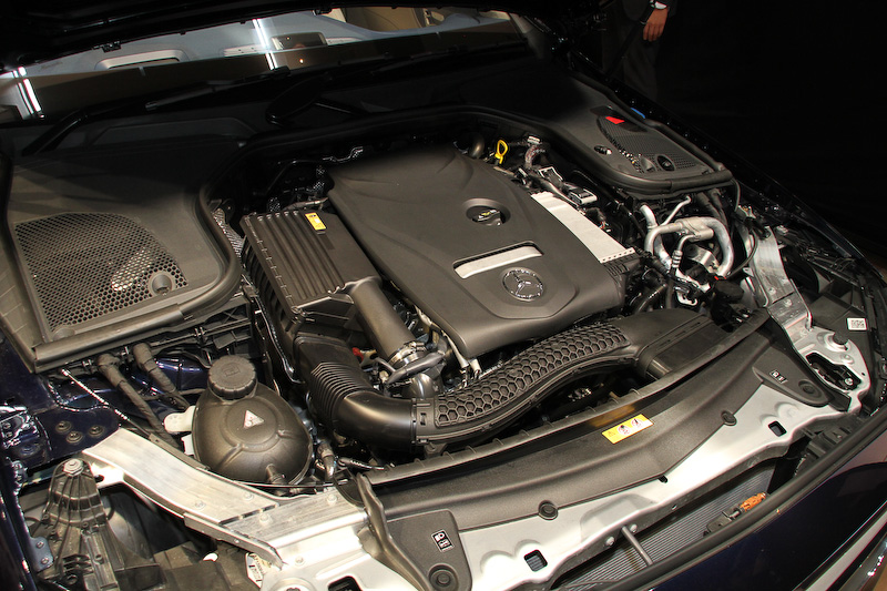 最高出力180kW（245PS）/5500rpm、最大トルク370Nm（37.7kgm）/1300-4000rpmの直列4気筒DOHC 2.0リッター直噴ターボ「274」エンジンを搭載する「E 300 クーペ スポーツ」