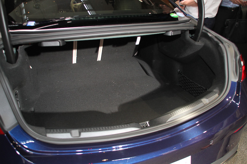 最高出力180kW（245PS）/5500rpm、最大トルク370Nm（37.7kgm）/1300-4000rpmの直列4気筒DOHC 2.0リッター直噴ターボ「274」エンジンを搭載する「E 300 クーペ スポーツ」