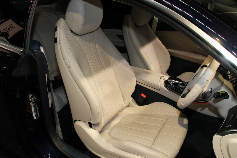 最高出力180kW（245PS）/5500rpm、最大トルク370Nm（37.7kgm）/1300-4000rpmの直列4気筒DOHC 2.0リッター直噴ターボ「274」エンジンを搭載する「E 300 クーペ スポーツ」