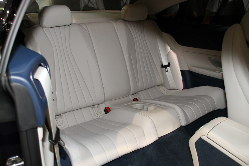 最高出力180kW（245PS）/5500rpm、最大トルク370Nm（37.7kgm）/1300-4000rpmの直列4気筒DOHC 2.0リッター直噴ターボ「274」エンジンを搭載する「E 300 クーペ スポーツ」