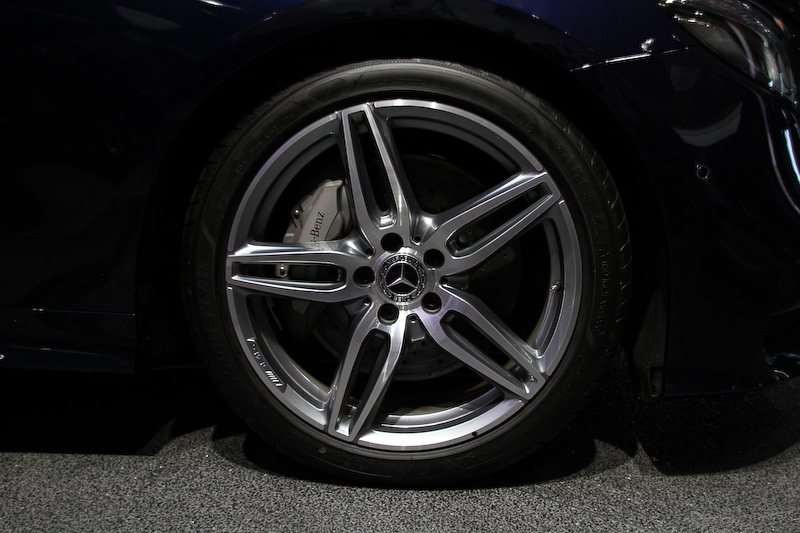 最高出力180kW（245PS）/5500rpm、最大トルク370Nm（37.7kgm）/1300-4000rpmの直列4気筒DOHC 2.0リッター直噴ターボ「274」エンジンを搭載する「E 300 クーペ スポーツ」