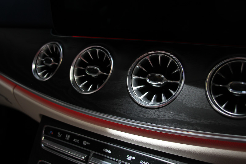 最高出力180kW（245PS）/5500rpm、最大トルク370Nm（37.7kgm）/1300-4000rpmの直列4気筒DOHC 2.0リッター直噴ターボ「274」エンジンを搭載する「E 300 クーペ スポーツ」