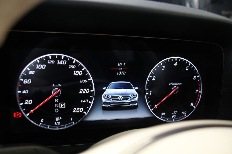 最高出力180kW（245PS）/5500rpm、最大トルク370Nm（37.7kgm）/1300-4000rpmの直列4気筒DOHC 2.0リッター直噴ターボ「274」エンジンを搭載する「E 300 クーペ スポーツ」