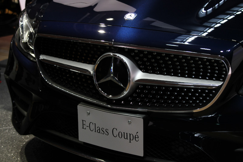 最高出力180kW（245PS）/5500rpm、最大トルク370Nm（37.7kgm）/1300-4000rpmの直列4気筒DOHC 2.0リッター直噴ターボ「274」エンジンを搭載する「E 300 クーペ スポーツ」