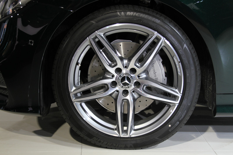 最高出力135kW（184PS）/5500rpm、最大トルク300Nm（30.6kgm）/1200-4000rpmの直列4気筒DOHC 2.0リッター直噴ターボ「274」エンジンを搭載する「E 200 クーペ スポーツ」