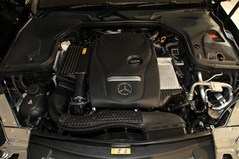 最高出力135kW（184PS）/5500rpm、最大トルク300Nm（30.6kgm）/1200-4000rpmの直列4気筒DOHC 2.0リッター直噴ターボ「274」エンジンを搭載する「E 200 クーペ スポーツ」