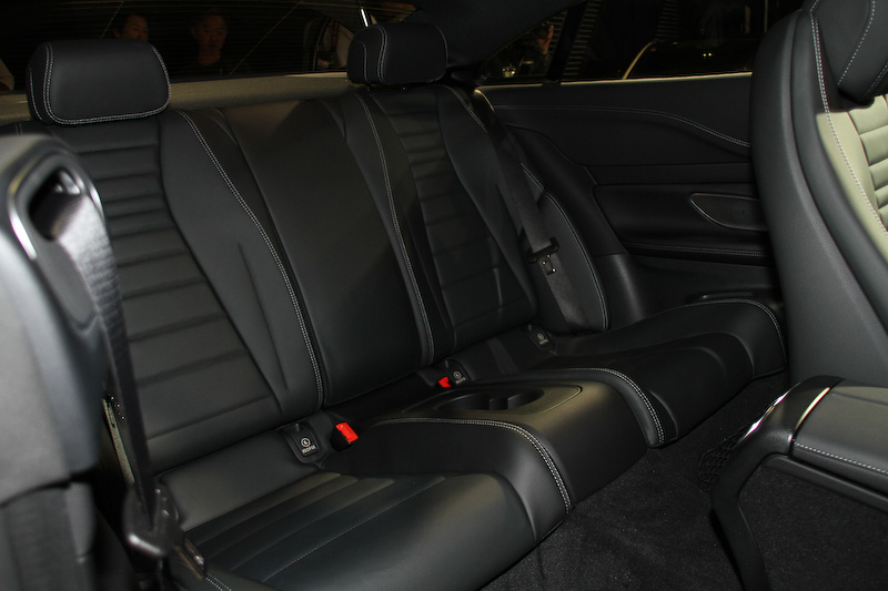 最高出力135kW（184PS）/5500rpm、最大トルク300Nm（30.6kgm）/1200-4000rpmの直列4気筒DOHC 2.0リッター直噴ターボ「274」エンジンを搭載する「E 200 クーペ スポーツ」