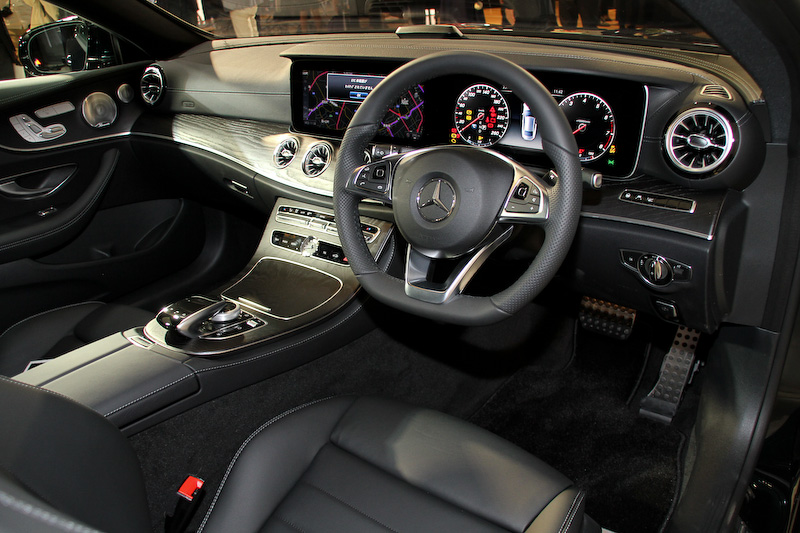 最高出力135kW（184PS）/5500rpm、最大トルク300Nm（30.6kgm）/1200-4000rpmの直列4気筒DOHC 2.0リッター直噴ターボ「274」エンジンを搭載する「E 200 クーペ スポーツ」