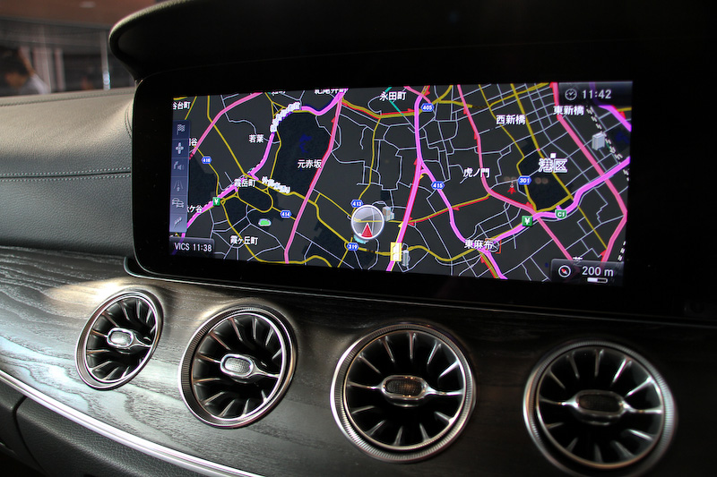 最高出力135kW（184PS）/5500rpm、最大トルク300Nm（30.6kgm）/1200-4000rpmの直列4気筒DOHC 2.0リッター直噴ターボ「274」エンジンを搭載する「E 200 クーペ スポーツ」