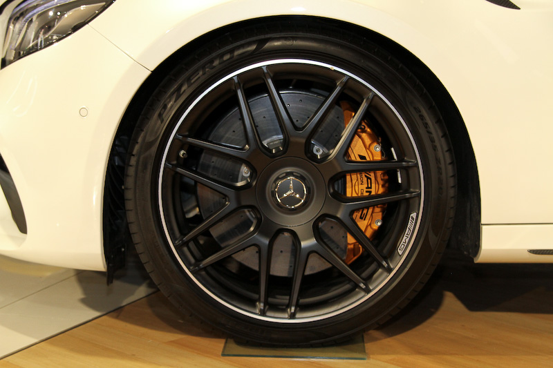 ベースのEクラスに比べワイドなフェンダーが与えられるとともに、フロント9.5J×20、リア10J×20の「マットブラックペイント20インチAMGクロススポークアルミホイール（鍛造）」などを標準装備