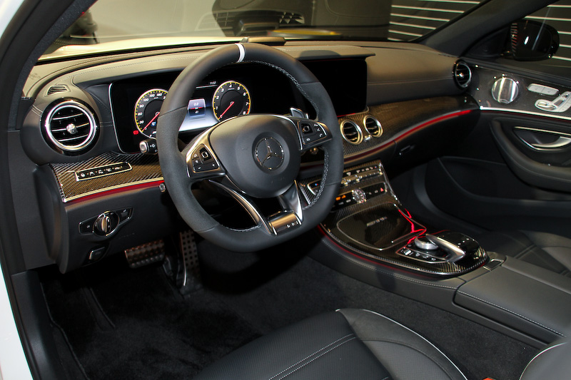 スポーティで質感の高いインテリア