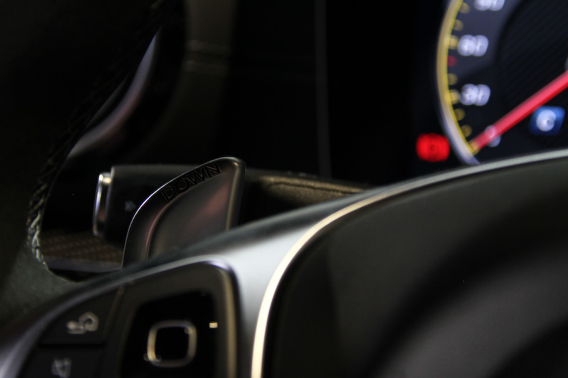 スポーティで質感の高いインテリア