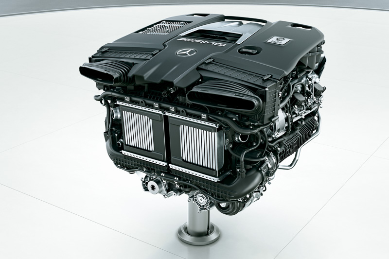 最高出力450kW（612PS）/5750-6500rpm、最大トルク850Nm（86.7kgm）/2500-4500rpmを発生する「M177」エンジンは、V型シリンダーバンク内にターボチャージャー2基をレイアウト「ホットインサイドV」を採用