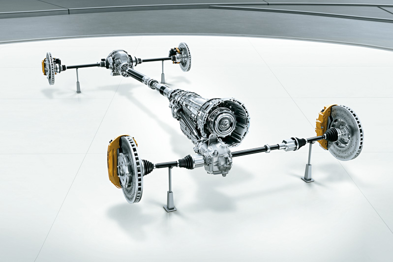 “63シリーズ”として初めてとなる9速トランスミッション「AMGスピードシフトMCT」は、シフトダウン時に自動ブリッピングや1速飛ばした変速なども可能。4輪駆動システム「AMG 4MATIC＋」には前後トルク配分を0：100に固定してサーキット走行などに対応する「ドリフトモード」を新搭載した