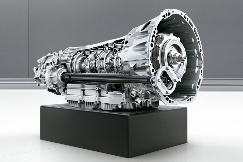 “63シリーズ”として初めてとなる9速トランスミッション「AMGスピードシフトMCT」は、シフトダウン時に自動ブリッピングや1速飛ばした変速なども可能。4輪駆動システム「AMG 4MATIC＋」には前後トルク配分を0：100に固定してサーキット走行などに対応する「ドリフトモード」を新搭載した