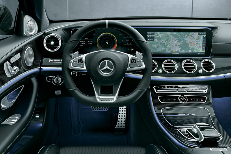 下側をフラットした「AMGパフォーマンスステアリングホイール」を採用。ダッシュボードなどはナッパレザーとなり、カーボンの加飾パネルと合わせてスポーティさや高級感を高めている