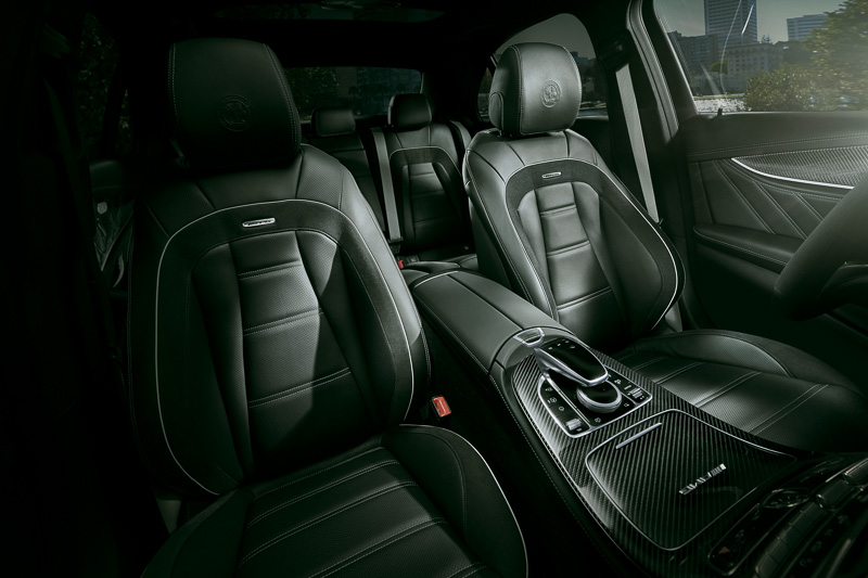ラテラルサポートを強化したフロントシート。シート表皮にはナッパレザーが用いられ、ヘッドレストのAMGエンブレムやクリスタルグレーのシートパイピングが内装のアクセントとなっている