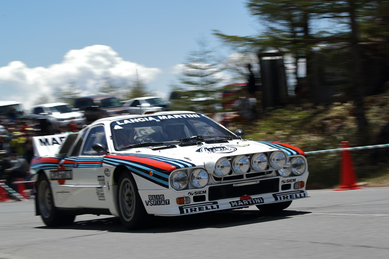 「ランチア ラリー 037」のヒルクライム走行