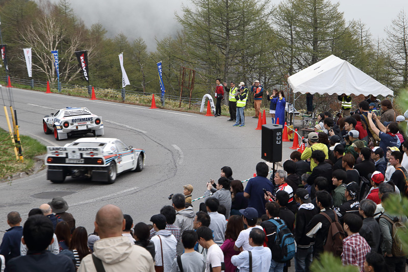 山中のコースだけに観戦エリアは限られているが、多くのファンがエキゾーストノートを響かせて走行する貴重なマシンの姿を楽しんだ