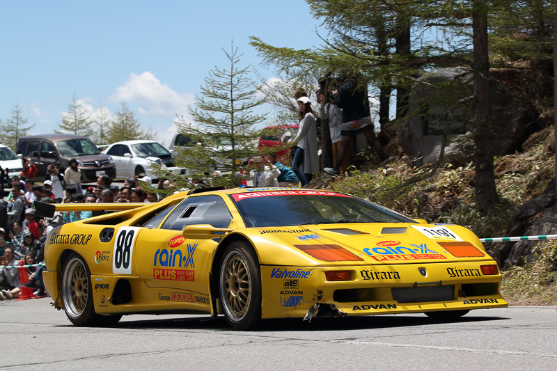 公道を封鎖して行なわれるため、さまざまなカテゴリーのマシンが走行する