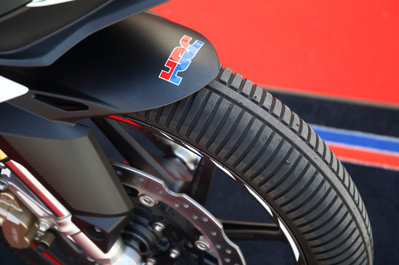 HRCブースの展示車両。スリックタイヤの使用は禁じられているため、適合するサイズの市販タイヤがないレーシングマシンはレインタイヤを装着していた