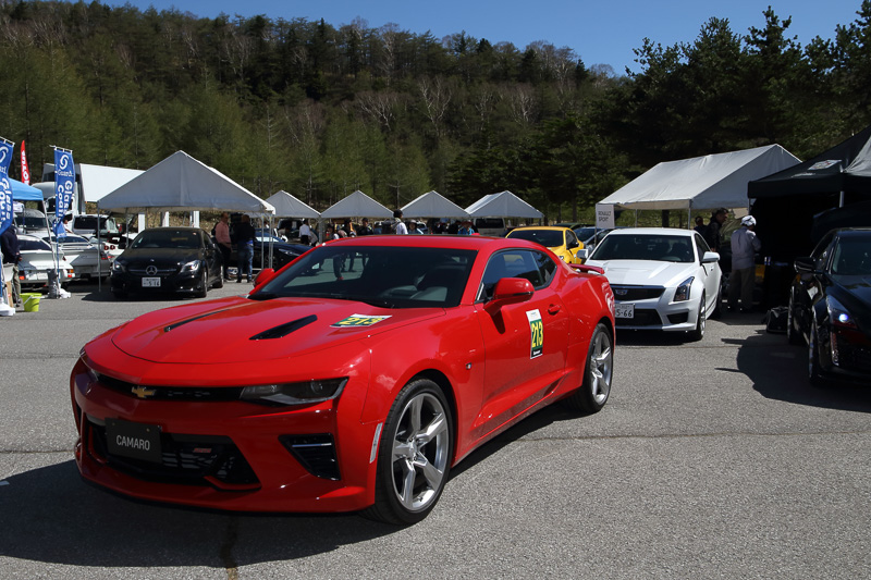 ゼネラルモーターズ・ジャパンは今秋の国内発売を予定する「シボレー カマロ SS」を走行させた。まだナンバープレートの付かない日本未導入モデルの走行というのも、この大会ならではの光景だ