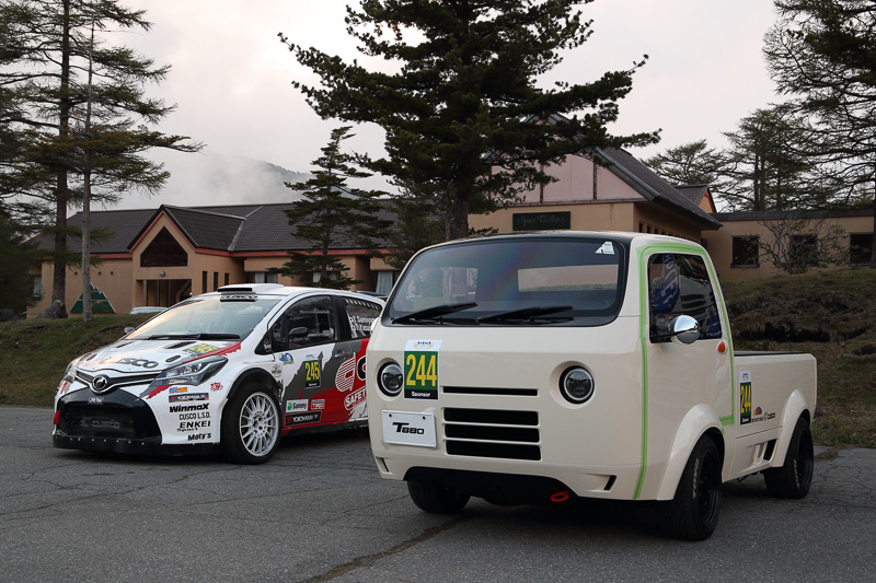 JSR（日本スーパーラリーシリーズ）参戦中の「クスコ・ヴィッツ4WD」（左）も走行。ホンダアクセスによるコンセプトトラック「T880」（右）は、公の場で走行を初披露した