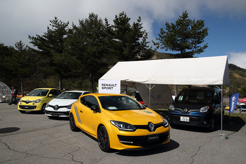 カスタマイズカー、チューニングカー、新車、クラシックカーと幅広いカテゴリーのブースが並んだアサマ2000パーク