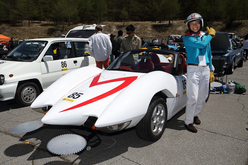 この「マッハ号」は全ての法規をクリアして公道を走れるオーナー渾身のナンバー付き車両。むろん、走行時にはフロントのカッター（チョッパー）は取り外される