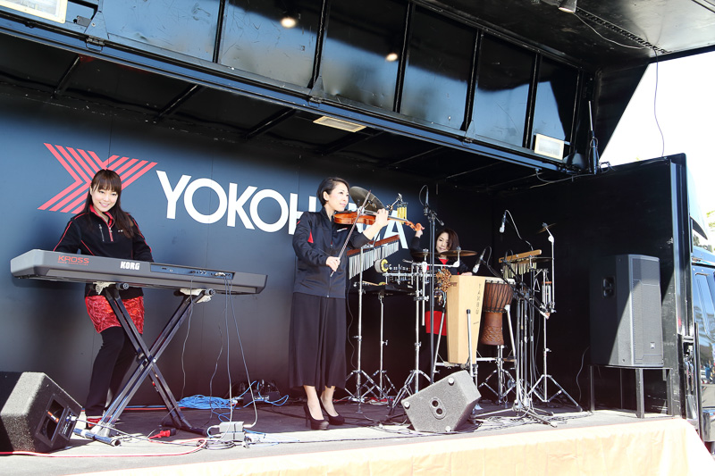 横浜ゴムブースでのMODEAによる演奏など、ステージイベントも多数催された