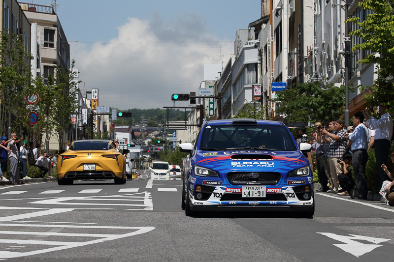 ナンバー付き参加車両による小諸市内のパレードラン