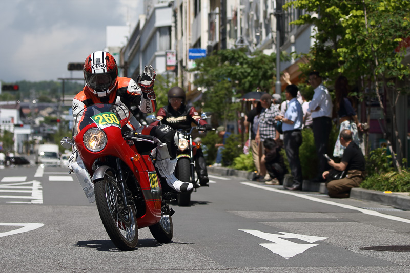 ナンバー付き参加車両による小諸市内のパレードラン