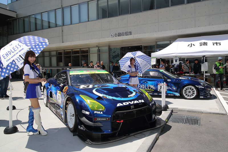 小諸市では市役所の敷地内と周辺道路で「KOMORO CARnival/こもろカーニバル」を開催。会場は浅間ヒルクライムのパレードランコースに組み込まれ、ともに盛り上がりを見せた
