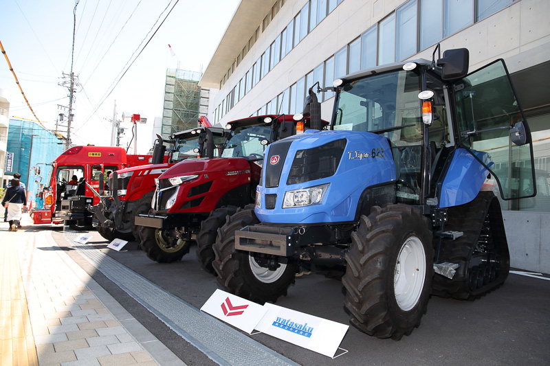 小諸市では市役所の敷地内と周辺道路で「KOMORO CARnival/こもろカーニバル」を開催。会場は浅間ヒルクライムのパレードランコースに組み込まれ、ともに盛り上がりを見せた