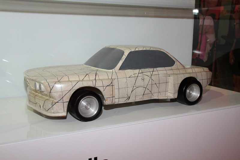 「Original Alexander Calder」「Frank Stella Original mini」という2台のミニチュア・アートカーも展示された