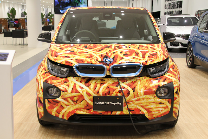 芸術家マウリツィオ・カテラン氏と写真家ピエールパオロ・フェラーリ氏による共同作品のレプリカ「BMW i3 Spaghetti Car Exhibition」もショールーム内に展示された